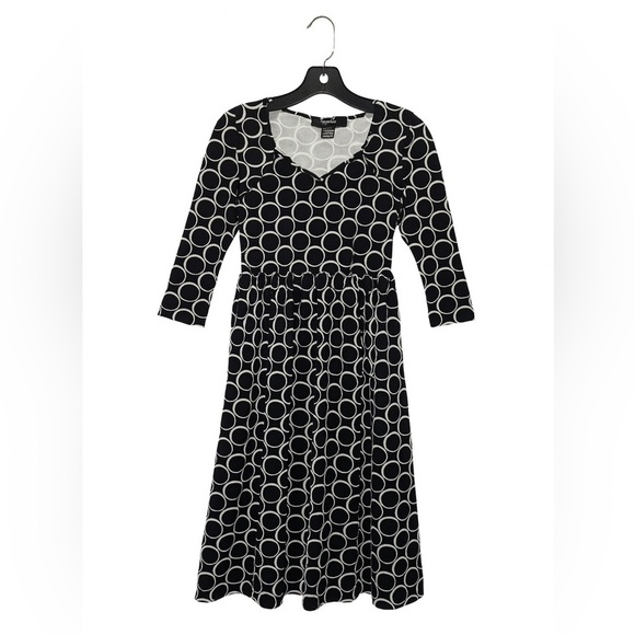 New York and Company black and white long Sleeve Patterned dress. Size XS - Picture 1 of 2